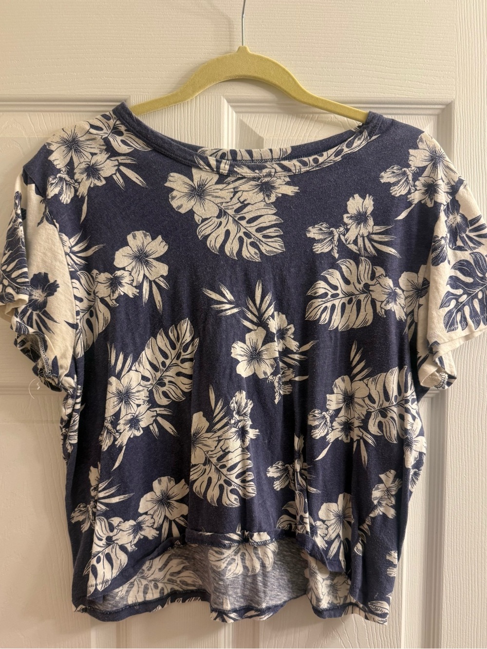 American Eagle Outfitters Navy and White Floral Crop Top